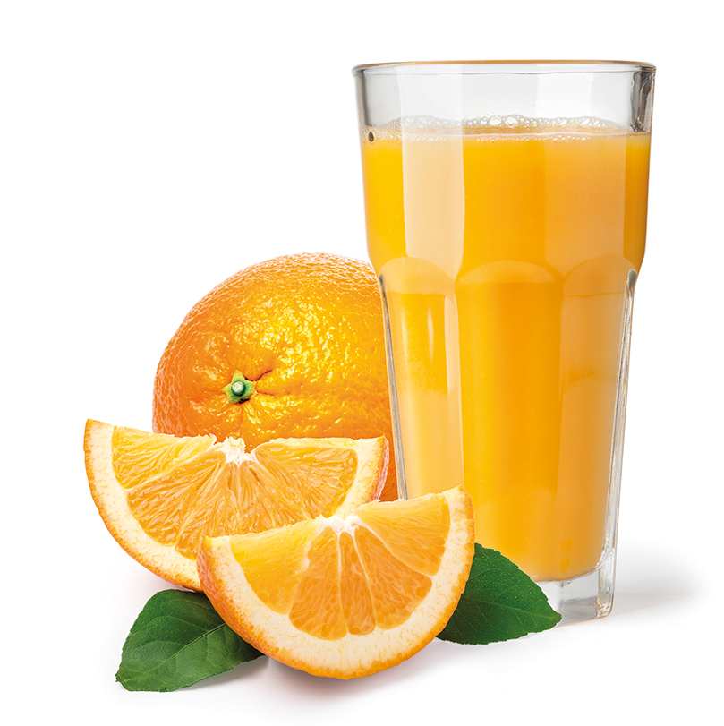 Imagen de un zumo de naranja natural acompañado de una naranja y rodajas